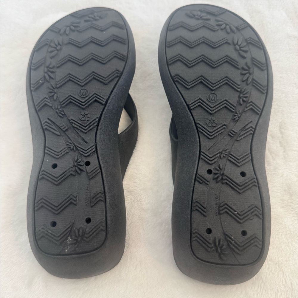 Okabashi size Medium (6.5 to 7.5) Black Thong Sandal. Worn maybe once; like new. - Picture 10 of 11